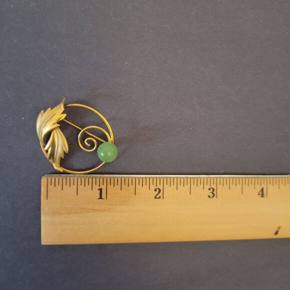 Vintage 1/20 Gold Brooch With Green Jade Stone Leaf Design - Picture 5 of 9
